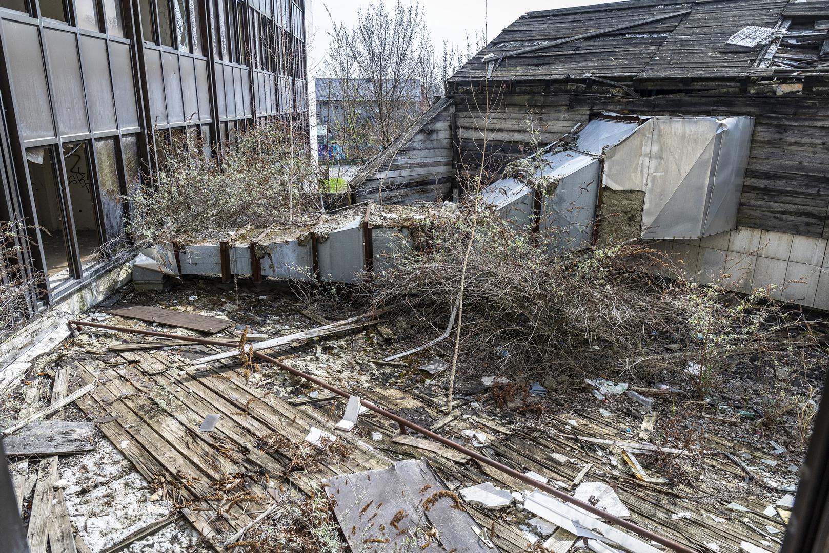 06.03.2024., Djakovo - Nekadasnja upravna zgrada PIK-a u Djakovu poznata kao Mimoza (sto je kratica od ''mimo zakona'', jer je navodno sagradjena bez gradjevinske dozvole). Potpuno devastiranu, unistenu i neupotrebljivu zgradu drzava je poklonila Djakovu da je urede. Photo: Davor Javorovic/PIXSELL