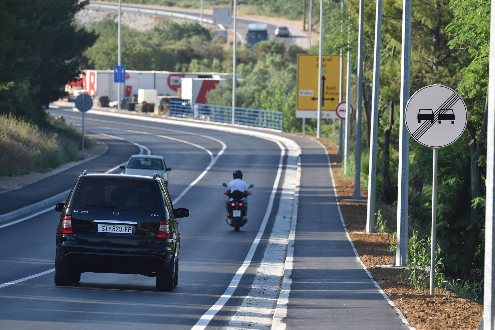 No, jedan od najčešćih prekršaja koji najčešće ostaje nekažnjen, ali bitno pridonosi nesigurnosti prometa na cestama jest neuključivanje pokazivača smjera. Svakodnevno smo svjedoci da "žmigavac" ne uključuju mnogi vozači, a radi se o prometnoj kulturi i jednostavno lijenosti tih vozača. Kazna za taj prekršaj je 30 eura.