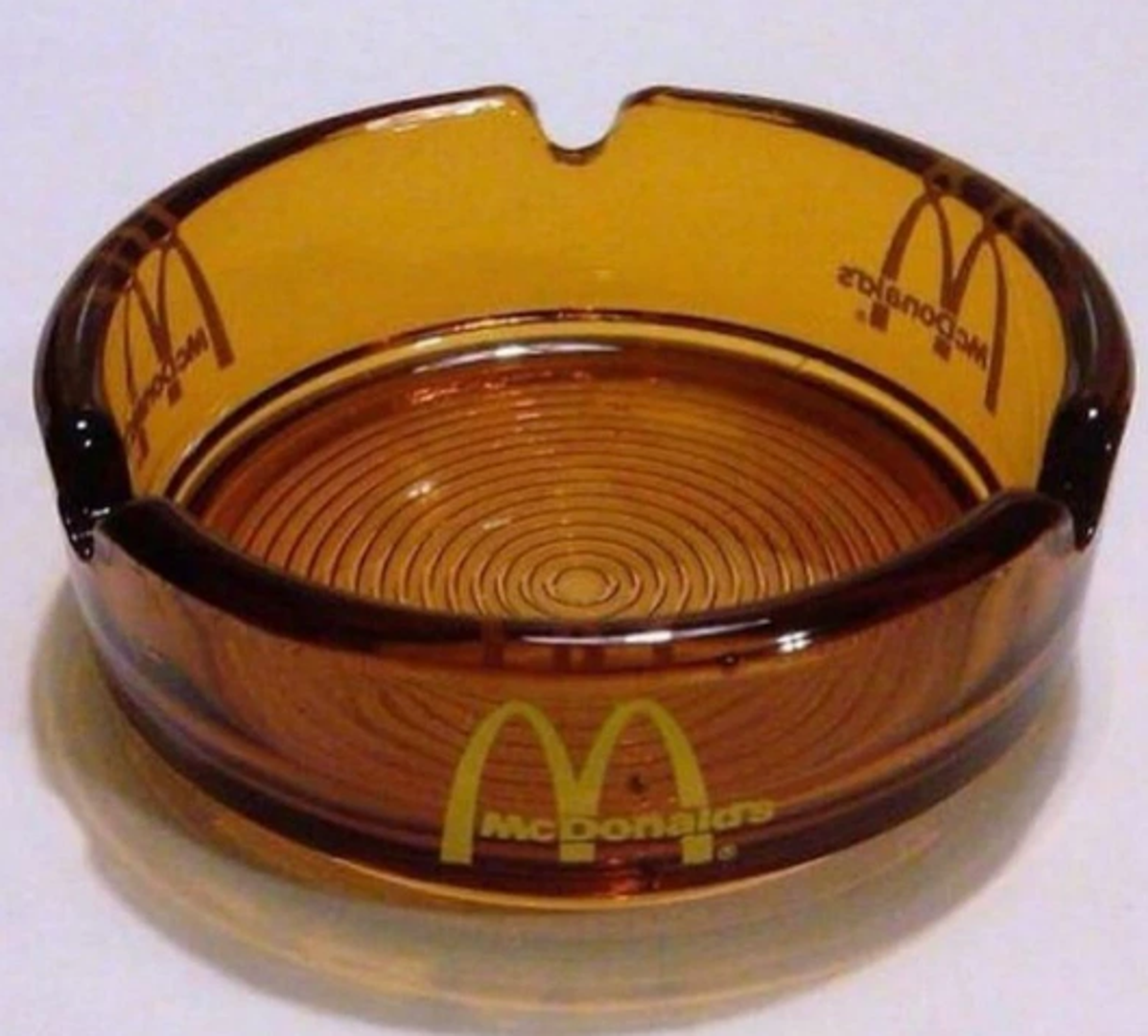 Kada je još pušenje bilo dozvoljeno u restoranima, McDonald's je imao ove specijalne pepeljare sa svojim logom.