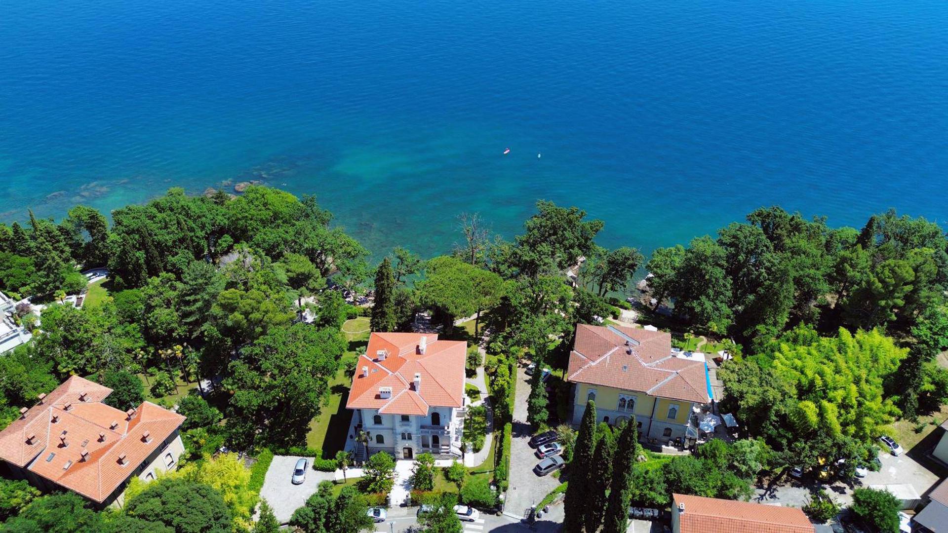 Prodaje se impozantna austrougarska vila smještena na jednoj od najprestižnijih i najljepših lokacija u Opatiji, tik uz more, s neposrednim izlazom na plažu i poznatu primorsku šetnicu ‘Lungo mare’, okružena luksuznim rezidencijama.