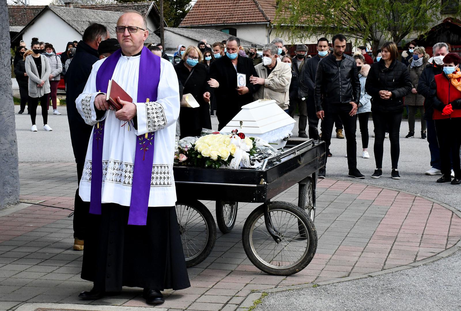 08.04.2021., Nova Gradiska - Pogreb 2.5-godisnje djevojcice Nikoll na gradskom groblju u Novoj Gradiski. Photo: Ivica Galovic/PIXSELL