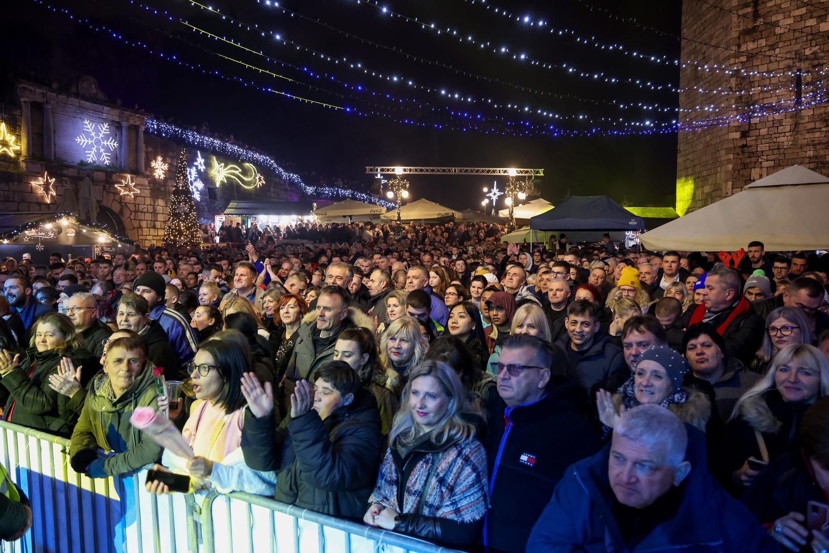 Zadrane je najprije zagrijao zadarski Rockatansky Band, a ulazak u 2025. predvodio je kralj domaće zabavne glazbe, Dražen Zečić, uz pratnju svog benda Banana. 