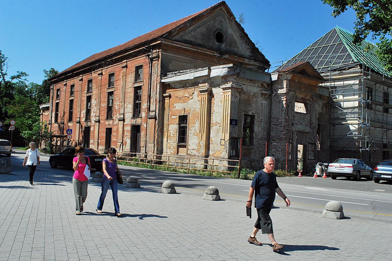 Derutna zgrada uz Veliki kaptol opasna je i prijeti urušavanjem