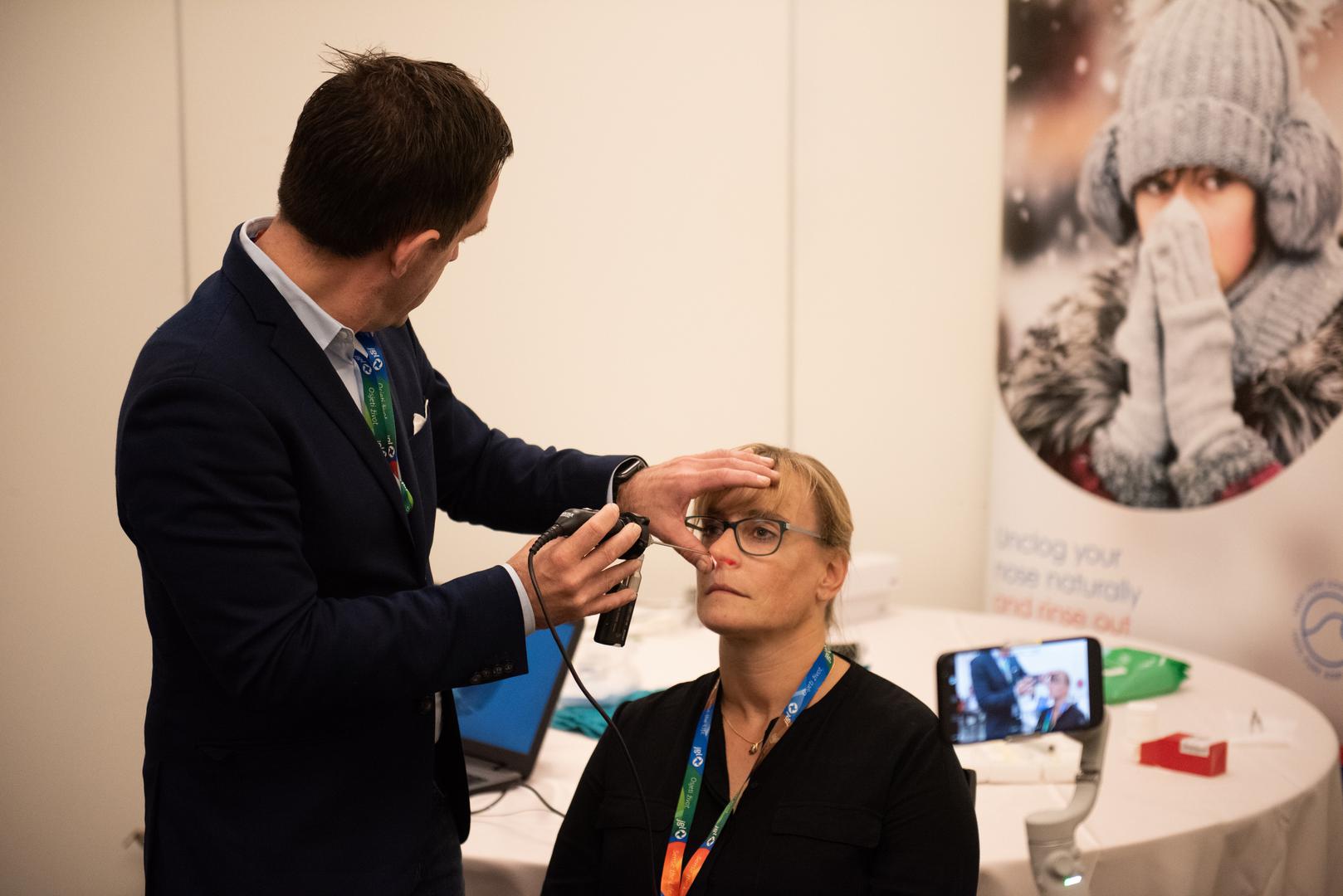 Demonstracija rinoskopije sa saharinskim testom, dr. Christoph Bergmann i dr. Silke Allekotte