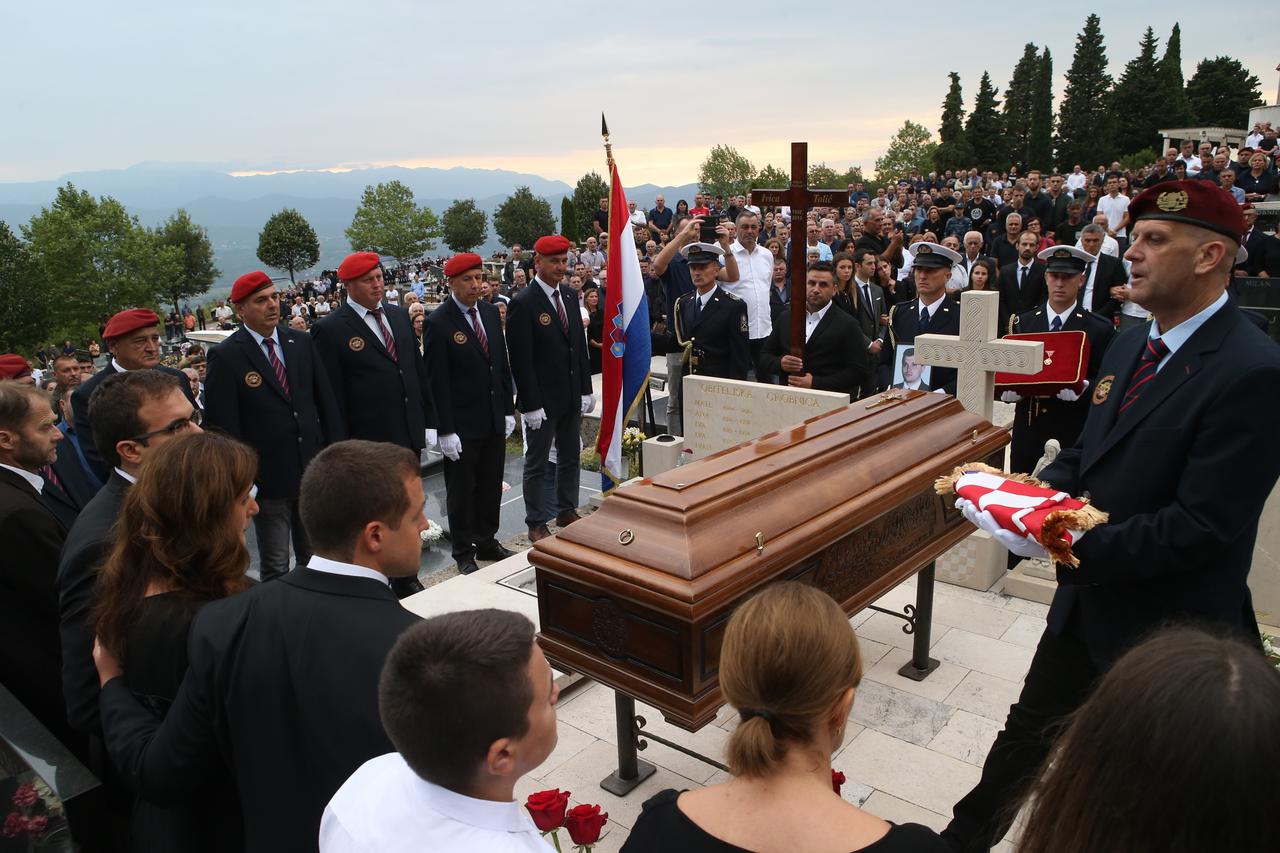 Donji Vinjani: Posljednji ispraćaj komodora Ivice Tolića