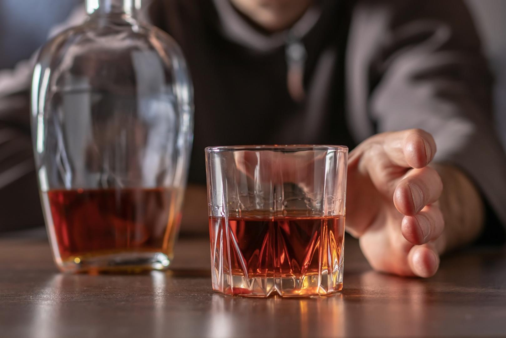 Alkohol: Iako umjeren unos alkohola može imati neke pozitivne zdravstvene učinke, pretjerana konzumacija može dovesti do gubitka pamćenja, promjena u ponašanju i poremećaja spavanja. Posebno su rizične skupine tinejdžeri, mladi i trudnice. Čaša vina nakon ručka je u redu, ali nikako nemojte pretjerivati.