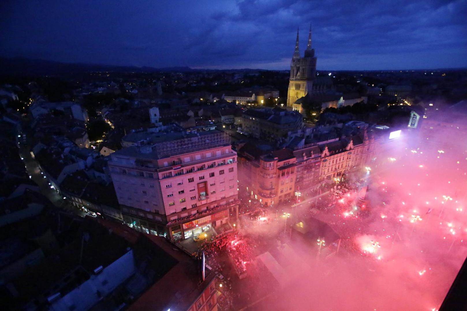 16.07.2018., Zagreb - Docek Vatrenih na sredisnjem gradskom trgu. Hrvatska nogometna reprezentacija osvojila je drugo mjesto na Svjetskom prvenstvu 2018. u Rusiji. "n"nPhoto: Filip Kos/PIXSELL 