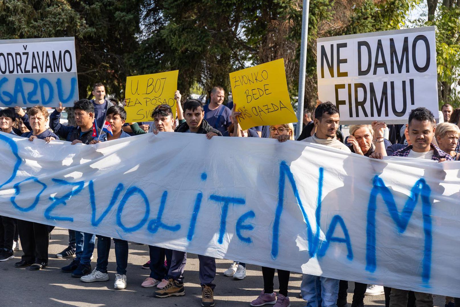 06.10.2023., Osijek - Radnici Drave International u koloni stigli ispred ulaza u tvornicu sa transparentima podrske vlasniku Zvonku Bedeu. Photo: Davor Javorovic/PIXSELL