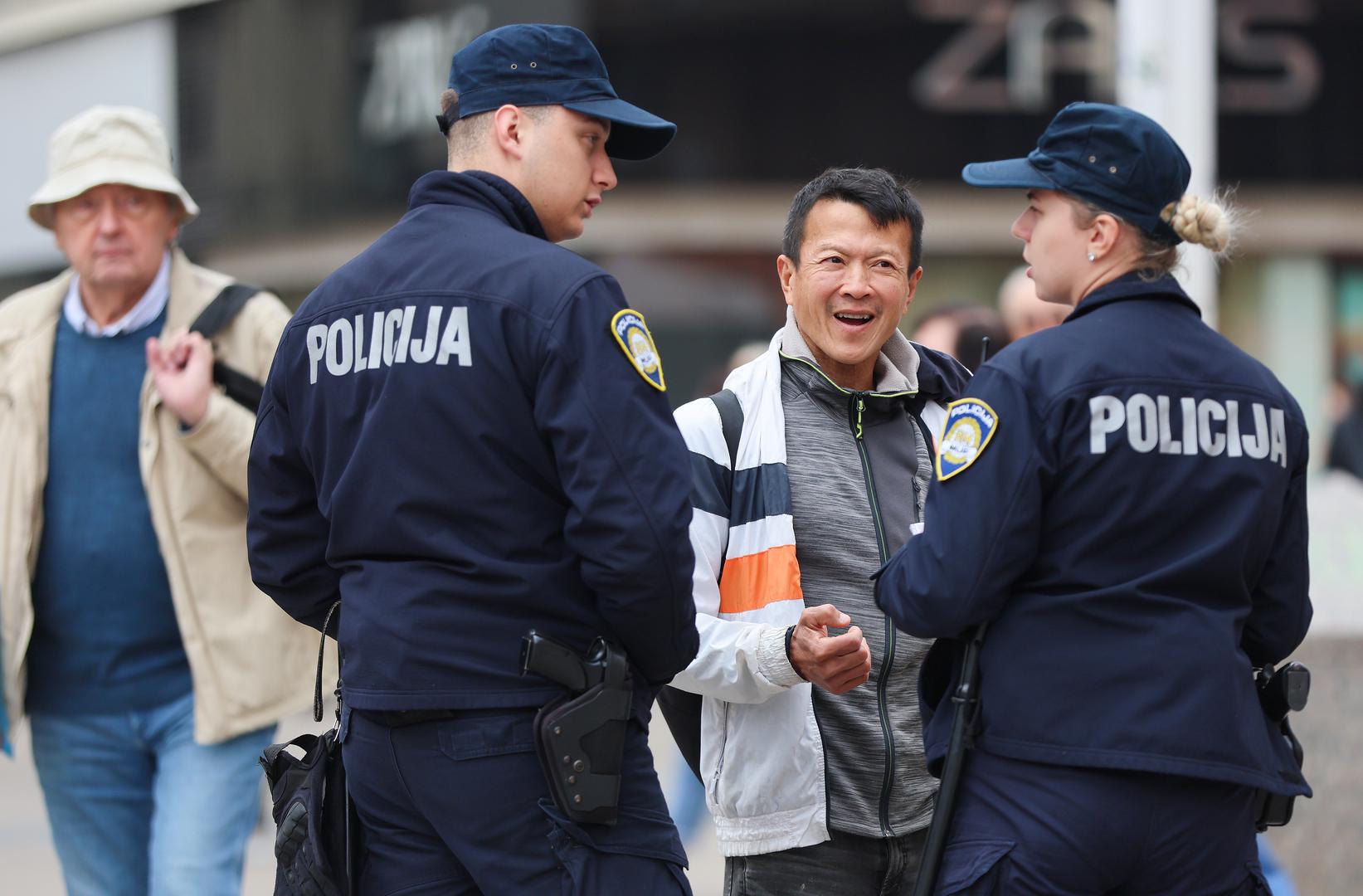 2. Policajci - rade u nepredvidivim i često opasnim situacijama, što doprinosi stresu. Osim toga, moraju donositi odoluke i brinuti za sigurnost sebe i drugih. 