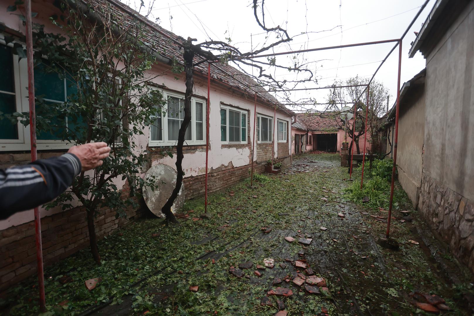 Fotografije pokazuju razmjere devastacije: uništene krovove, razbijene fasade i polomljene prozore. 
