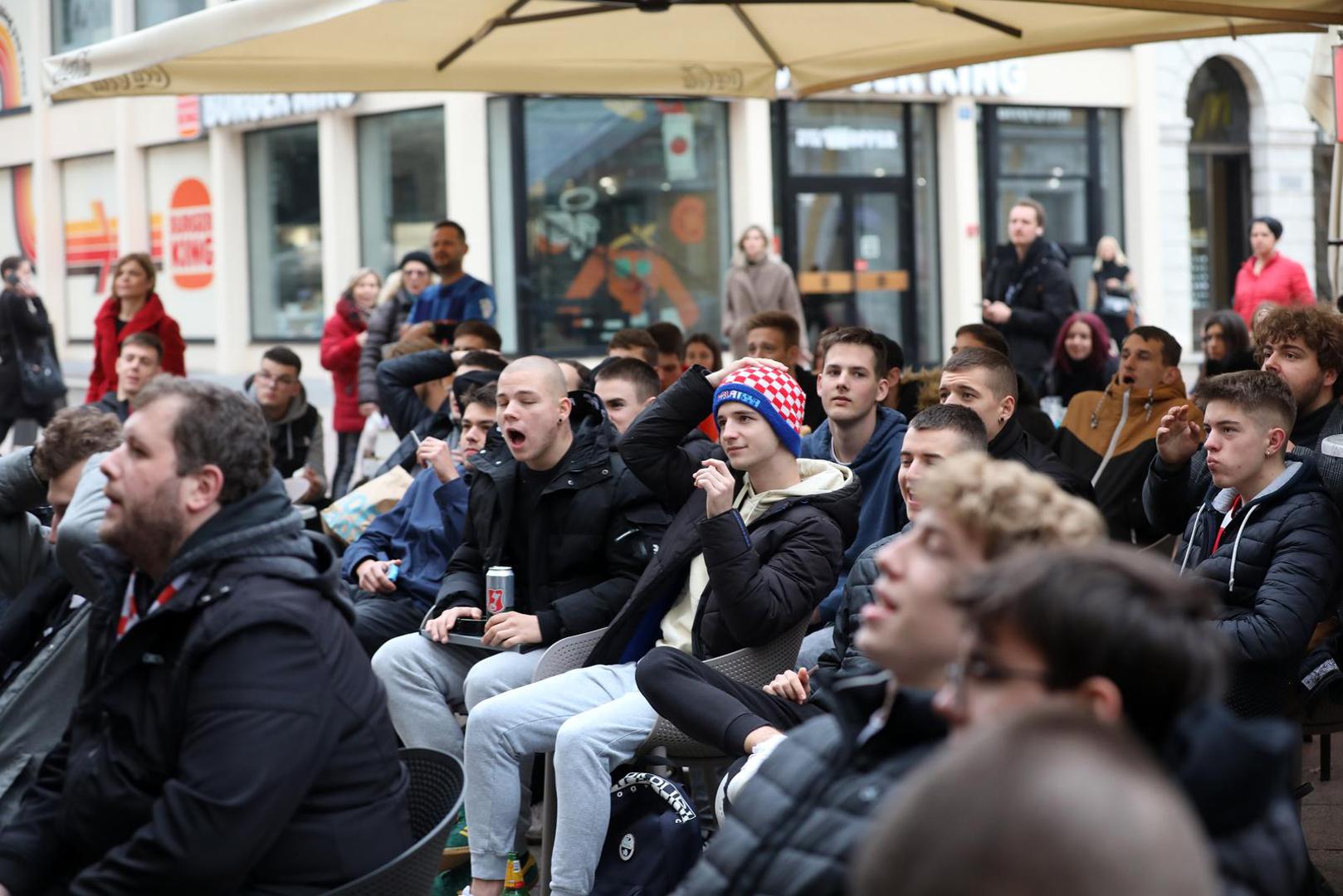 23.11.2022., Rijeka - Rijecani po kaficima na Korzu prate prijenos nogometne utakmice Hrvatska - Maroko.  Photo: Goran Kovacic/PIXSELL