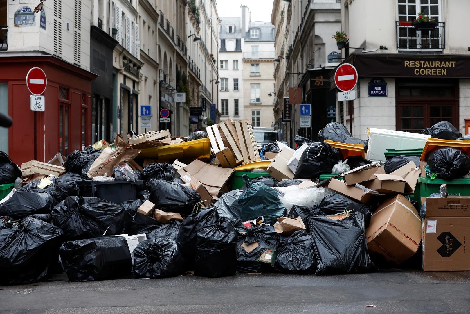 A view of a street where garbage cans are overflowing, as garbage has not been collected, in Paris, France March 13, 2023. REUTERS/Benoit Tessier Photo: BENOIT TESSIER/REUTERS