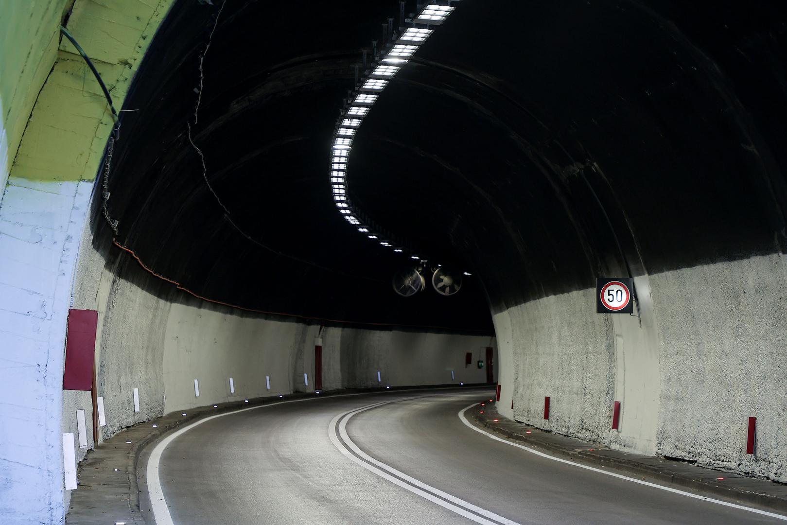 U sklopu radova postavljena je nova LED rasvjeta duž cijelog tunela, postavljene su kamere za praćenje prometa, izvršeno je pranje i bojenje oplate tunela te omogućeno bežično upravljanje radom ventilatora. Osim toga, obavljene su tehničke pripreme za uvođenje radijskog signala.