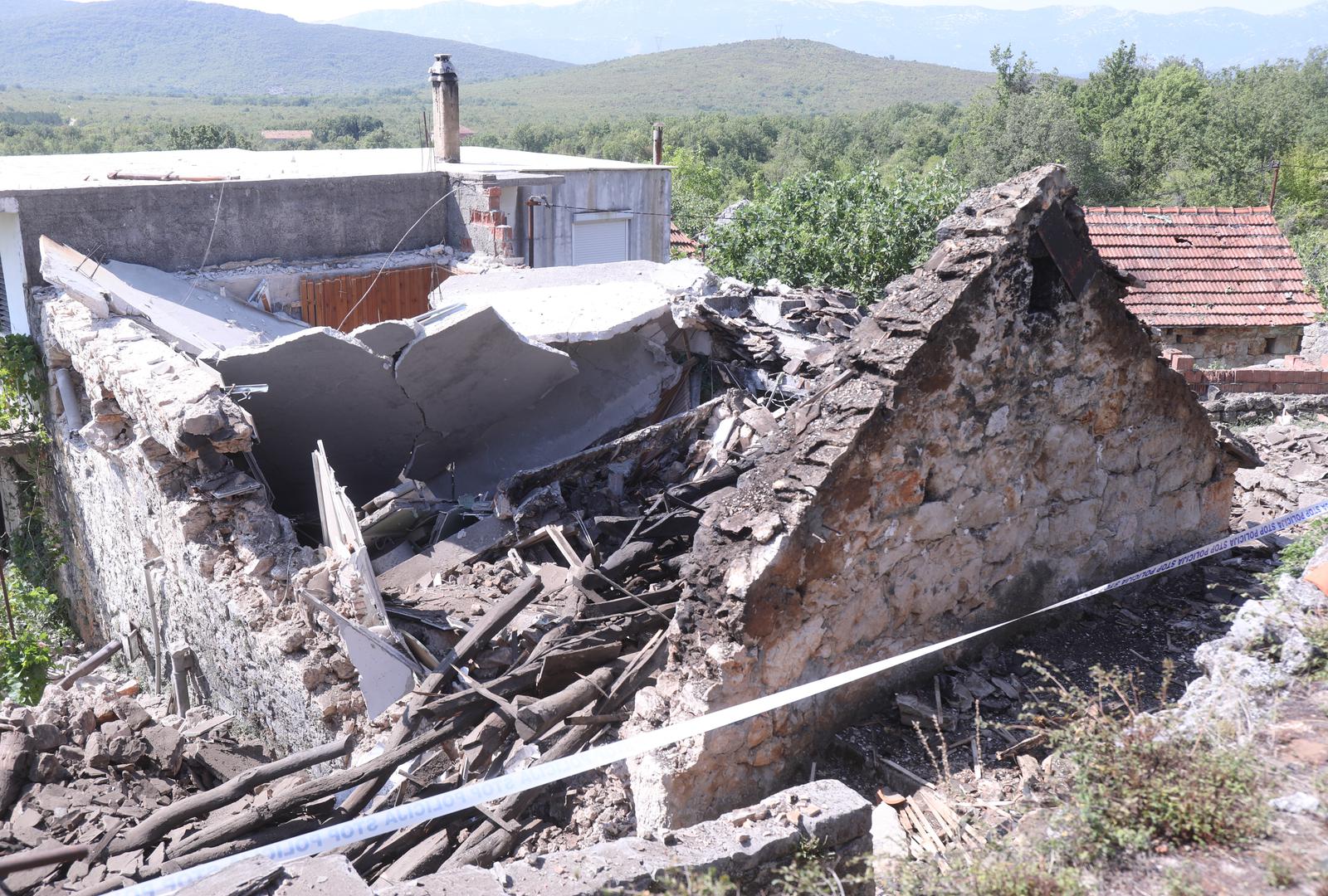 "U trenutku eksplozije u ku​ći nije bilo osoba. ​Tijekom noći mjesto događaja se osiguravalo, a jutros će se obaviti očevid kako bi se mogao utvrditi točan uzrok eksplozije", rekli su u policiji.