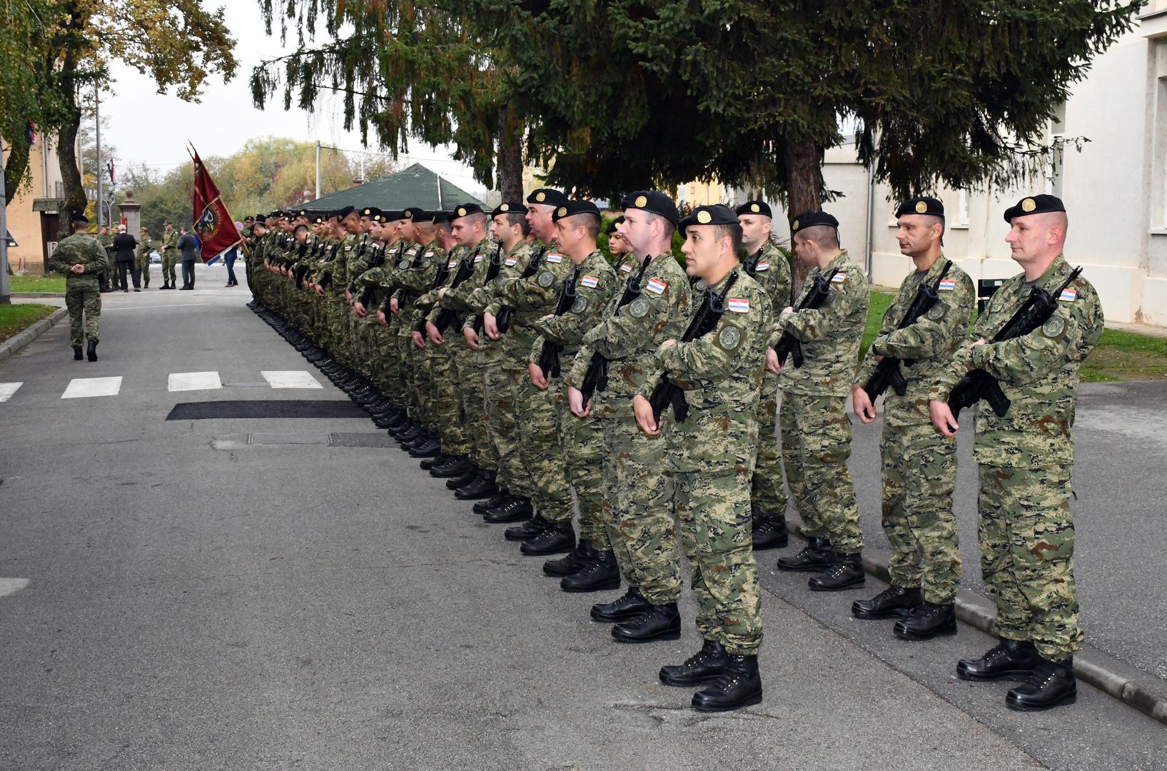 3. Vojnici - često su izloženi ekstremnim situacijama, uključujući borbene misije i fizičke opasnosti. Njihovo mentalno zdravlje može biti ozbiljno ugroženo zbog trauma i stresa povezanog s ratom. 