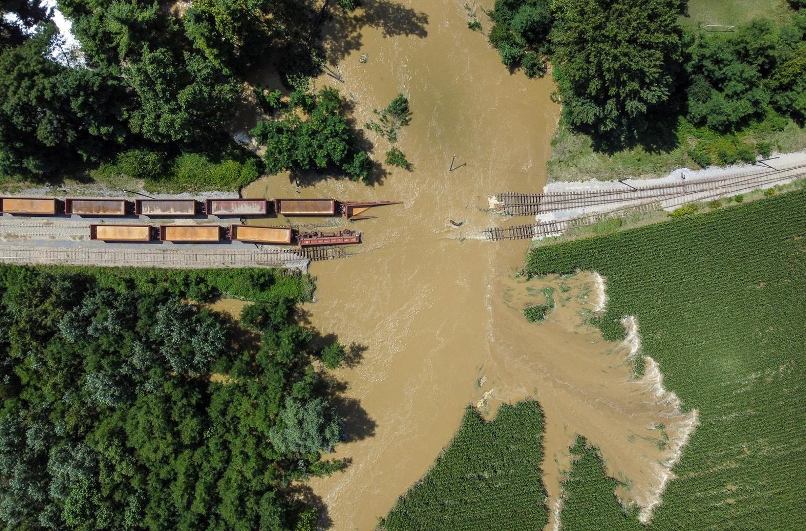 08.08.2023., Koprivnica - Zracna fotografija pruge pored Soderice na kojoj se nalaze potopljeni vagoni. Photo: Igor Soban/PIXSELL