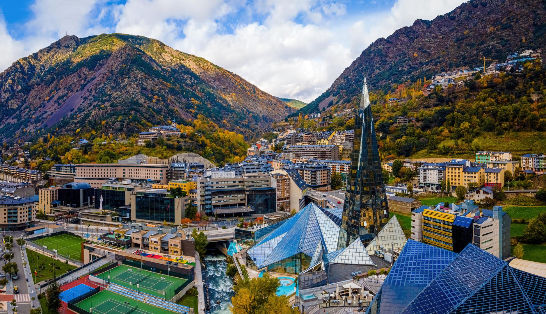 Andorra la Vella, Andora: Andorra la Vella, glavni grad male države, nije impresionirao jednog korisnika, koji je grad opisao kao ‘jedno od najdosadnijih mjesta koje je ikada posjetio’. Ljeti, osim duty-free trgovine, nije bilo mnogo aktivnosti.