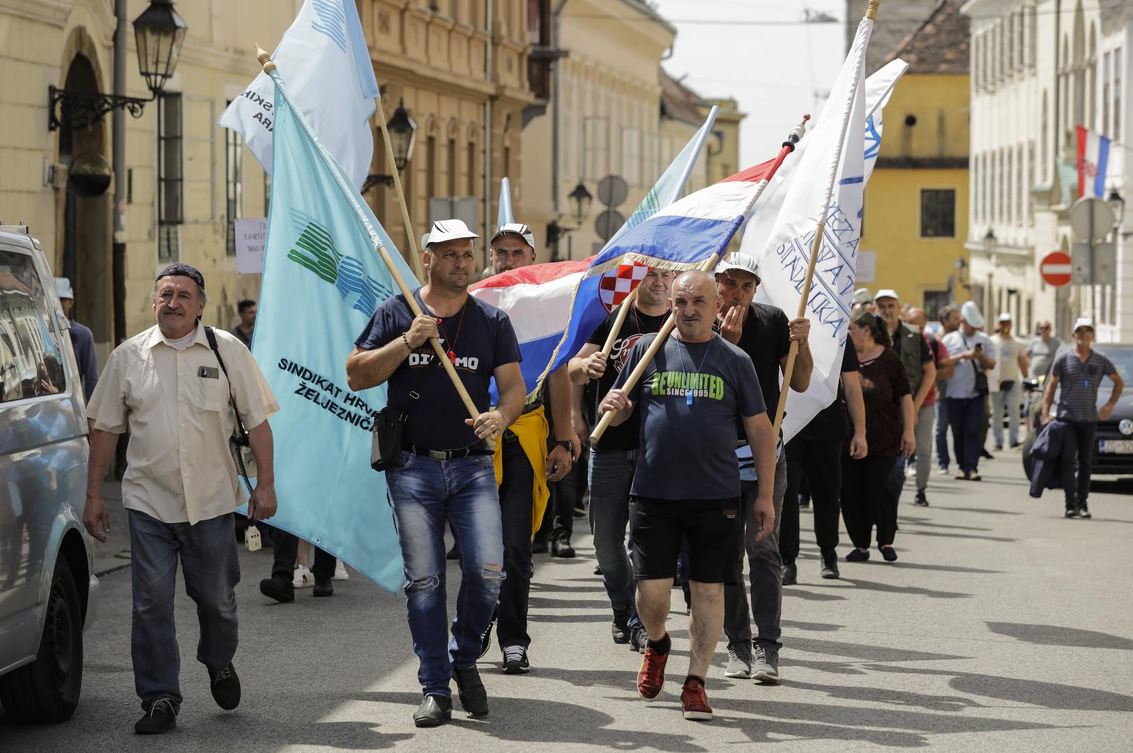 23.05.2022,Zagreb - Javni prosvjed Sindikata hrvatskih zeljeznicara.  Prosvjednici ce u 10,30 sati krenuti sa zapadne strane Glavnog  kolodvora prema Trgu sv. Marka. Zbog neodrzavanja pruga, tvrtka Pruzne gradjevine sada mora traziti pomoc. Sindikatu hrvatskih zeljeznicara cilj je sacuvati radna mjesta 1400 radnika i sacuvati Pruzne gradjevine kao jedinu domacu tvrtku sposobnu za gradnju i obnovu zeljeznickih pruga. Photo: Jurica Galoic/PIXSELL