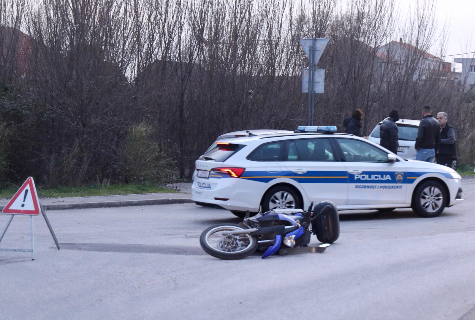 09.02.2024., Kastel Stari - Oko 15:20 sati u mjestu Kastel Stari, Put ricivice,  dogodila se teska prometna nesreca, sudar osobnog vozila i motocikla. Dvije osobe su prevezene na pruzanje lijecnicke pomoci, od kojih je jedna osoba tesko ozlijedjena. Photo: Ivo Cagalj/PIXSELL