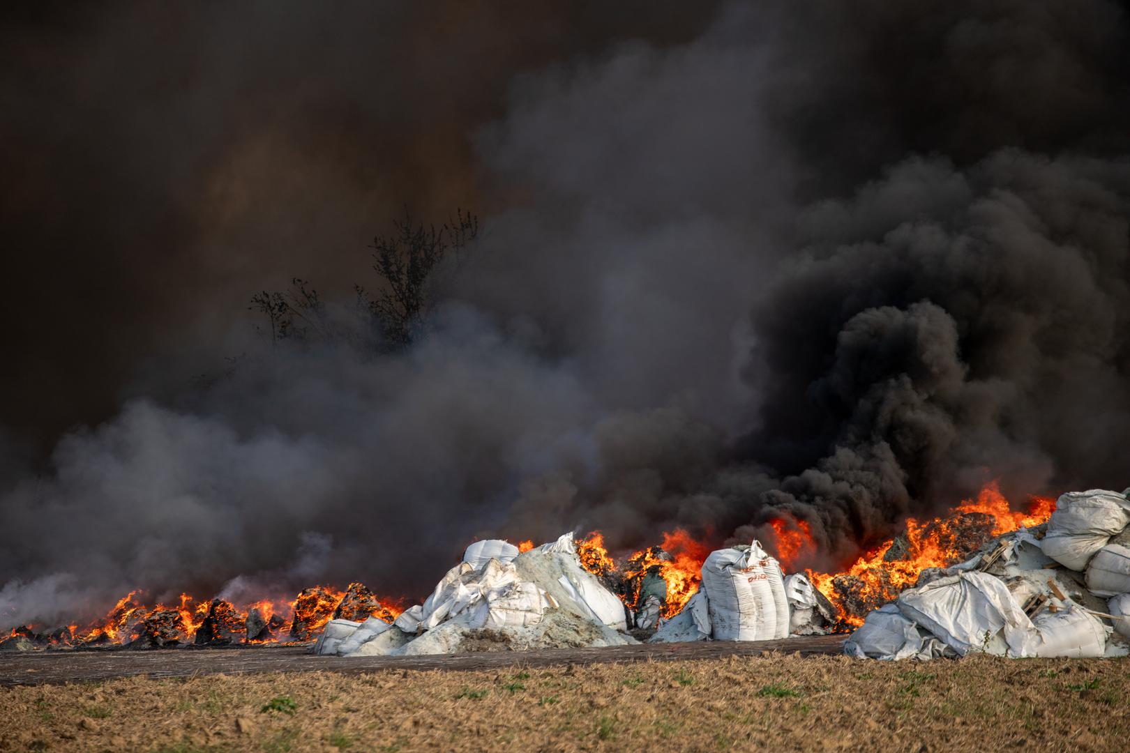 04.10.2022., Osijek - U pogonu osjecke tvrtke "Drava international" kod prigradskog naselja Brijest u srijedu poslije ponoci doslo je do pozara uskladistene plastike na otvorenom prostoru Photo: Borna jaksic/PIXSELL