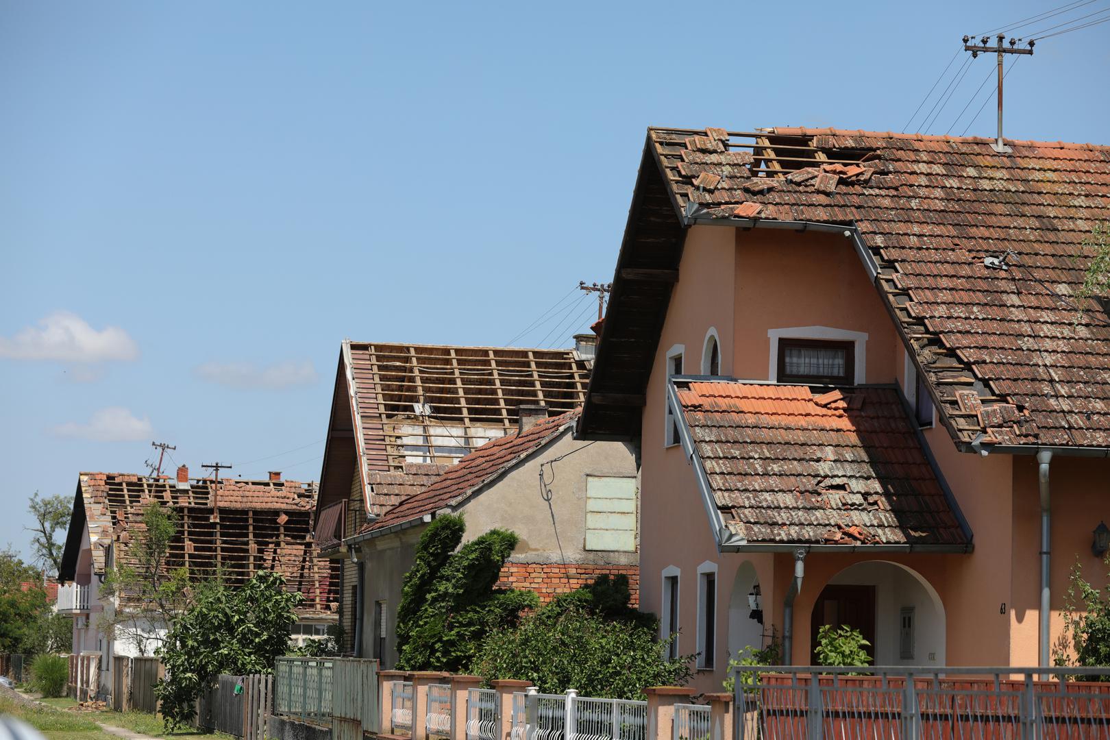 20.07.2023., Vinkovci - Gradiste, Andrijasevci i Cerna slavonska sela koja su jako strradala od posljednjeg olujnog nevremena. Stanovnici pokusavaju sanirati stetu. Photo: Dubravka Petric/PIXSELL