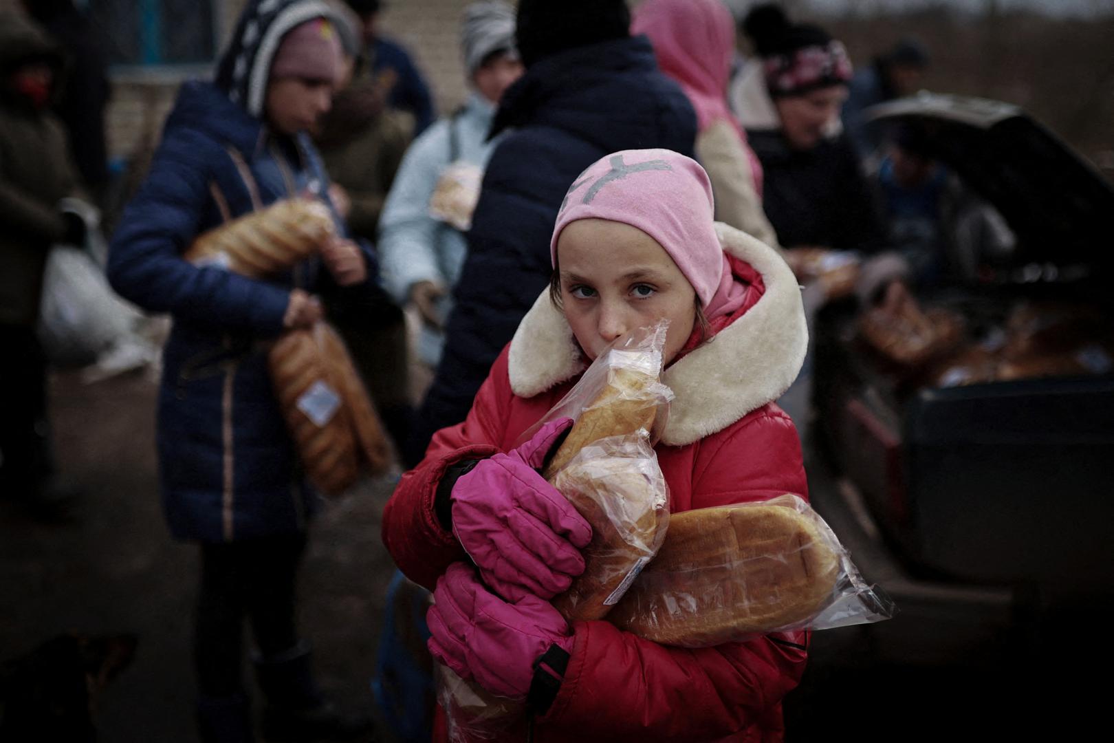 Žrtava među civilima je manje, zahvaljujući velikim evakuacijama koje uključuju po približno 5 milijuna Ukrajinaca raseljenih unutar države, i daljnjih 5 milijuna koje je izbjeglo u inozemstvo. 