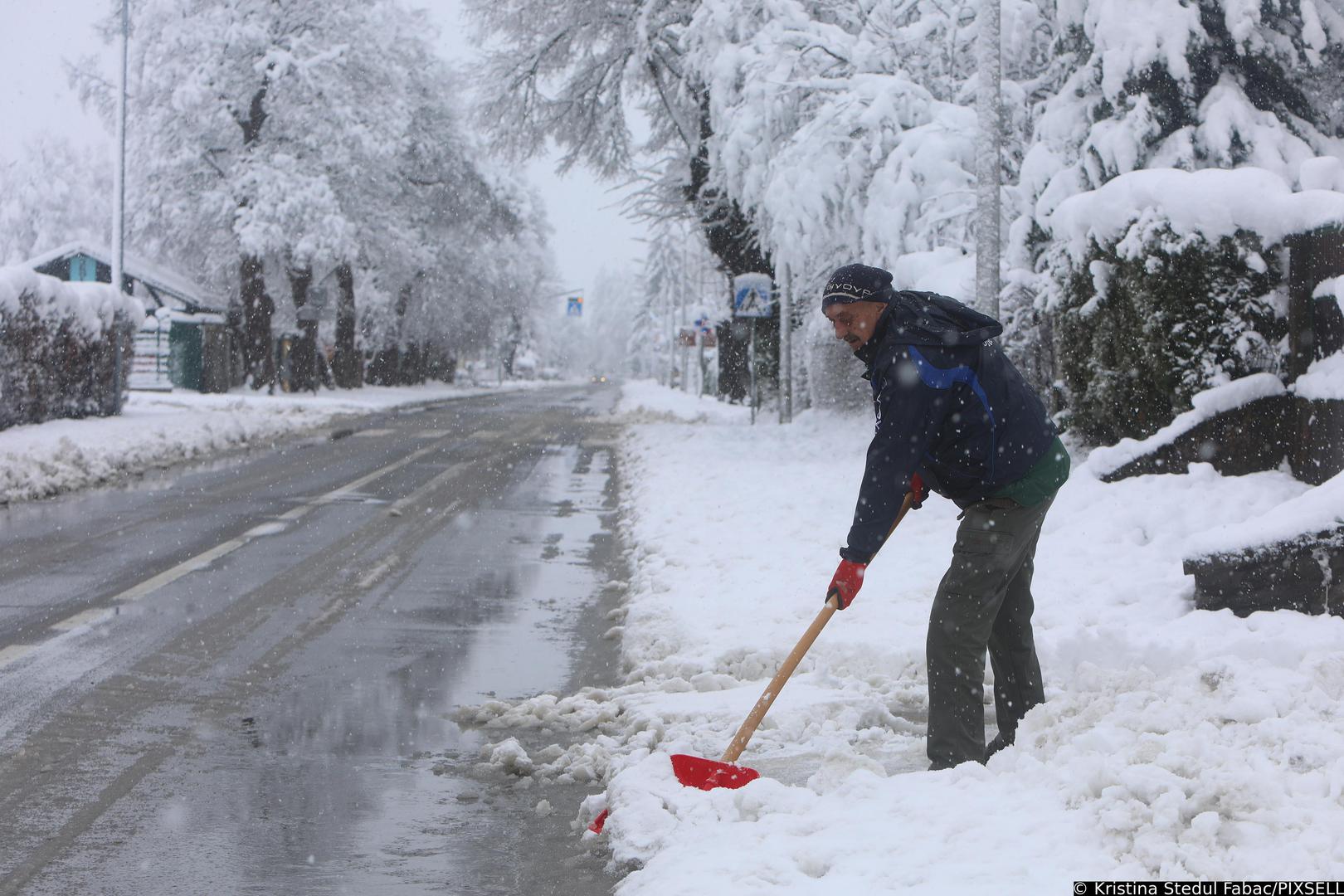 26.02.2023, Ogulin - Tijekom noci u Ogulinu je palo dvadesetak centimetara snijega. Prometnice su ociscene i prohodne, a gradani sami ciste Photo: Kristina Stedul Fabac/PIXSELL