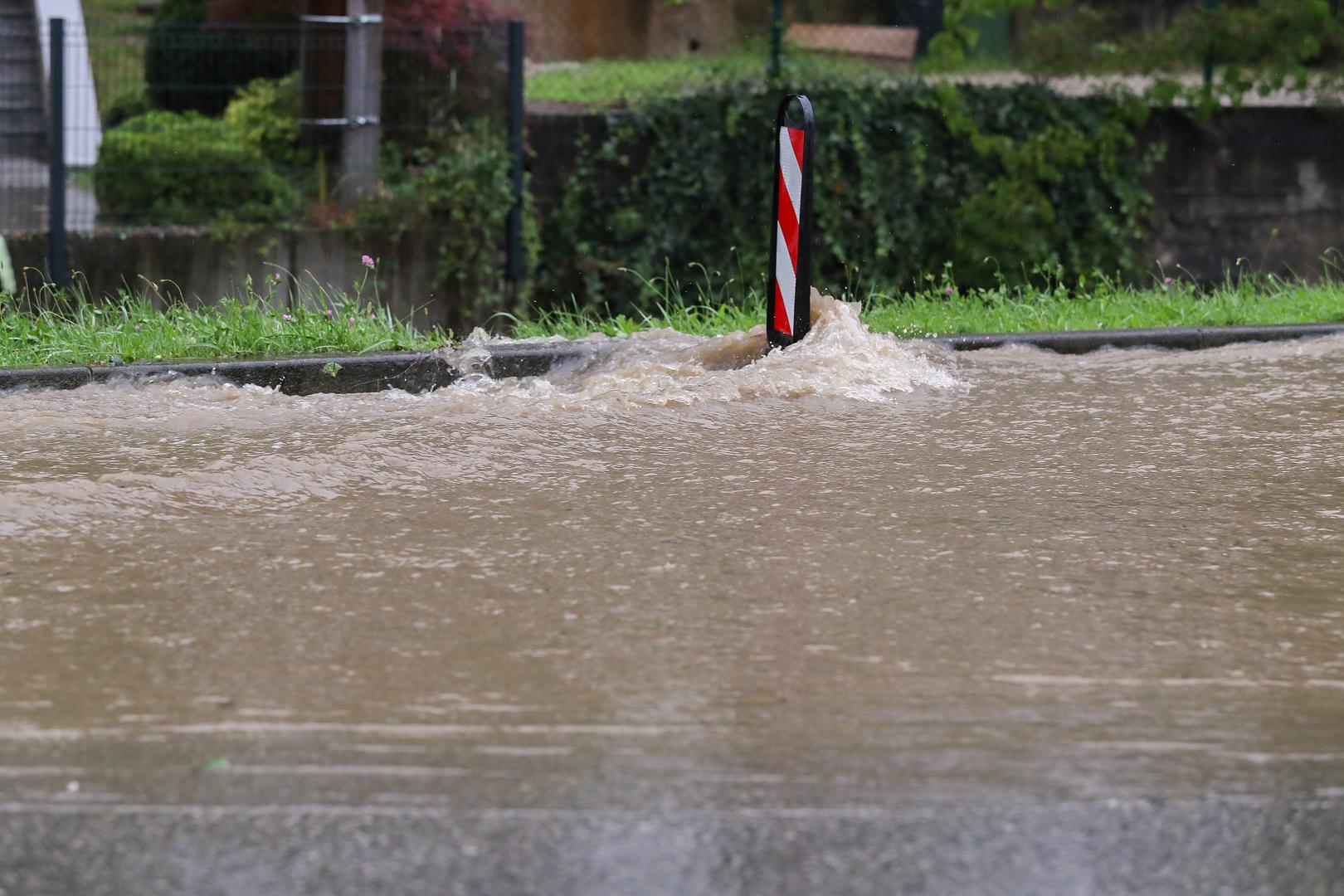 26.07.2020., Zagreb - Jako nevrijeme s kisom i tucom pogodilo je Crnomerec te je u ulici Fraterscica uzrokovalo vodenu bujicu i pucanje asfalta.  
Photo: Luka Stanzl/PIXSELL