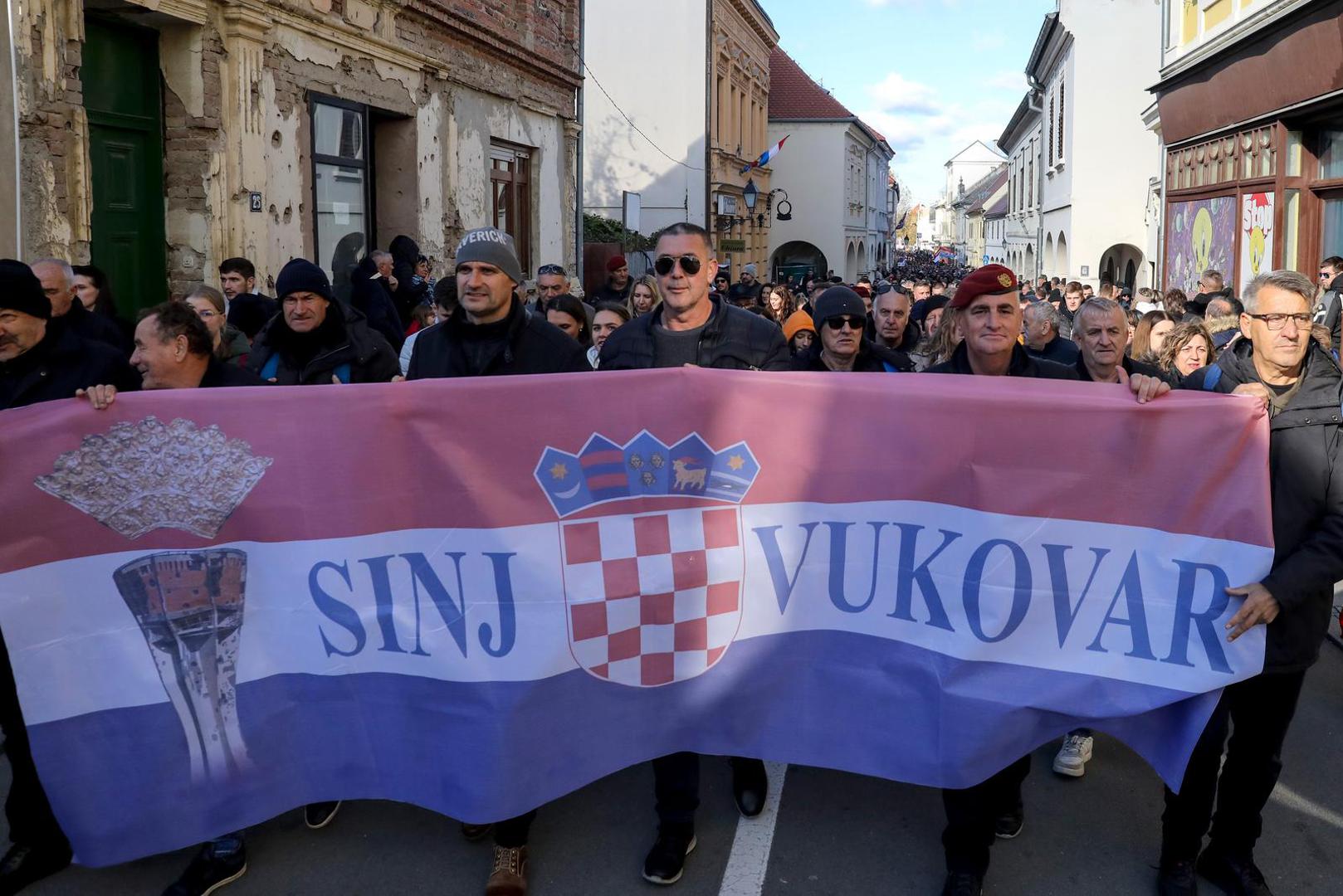 18.11.2023. Vukovar - Pod geslom "Vukovar - moj izbor i u dobru i u zlu" u Vukovaru se obiljezava 32. godisnjica vukovarske tragedije i stradanja u Domovinskom ratu. Kolona sjecanja koju predvode hrvatski branitelji Vukovara zajedno s clanovima obitelji poginulih, nestalih, ubijenih, nasilno odvedenih i umrlih hrvatskih branitelja Vukovara na celu s pripadnicima Hrvatskih obrambenih snaga koji su branili Vukovar. Photo: Emica Elvedji/PIXSELL