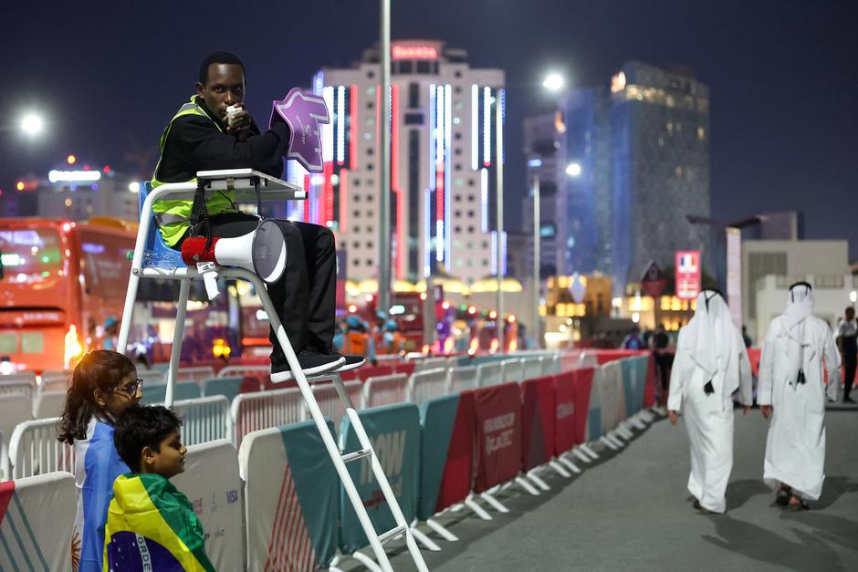 QATAR 2022 - Abubakr Abbass  i njegov sunarodnjak, koji usmjeravaju navijače, postali su senzacija na društvenim mrežama