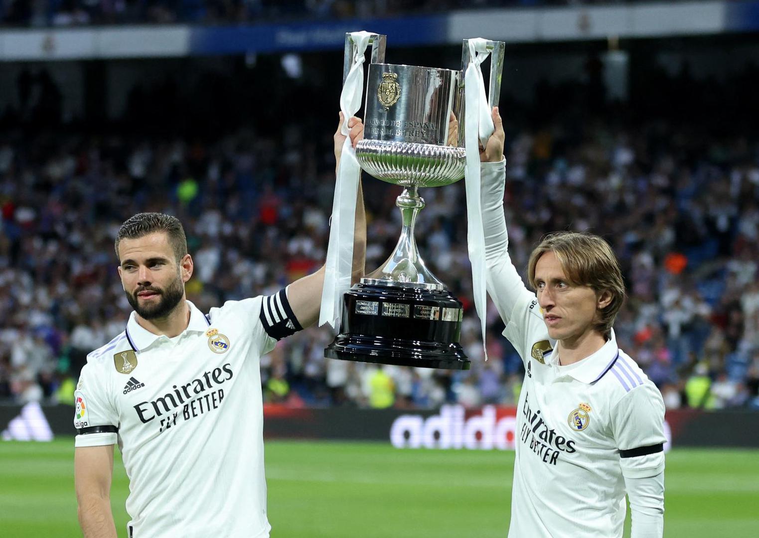 Soccer Football - LaLiga - Real Madrid v Getafe - Santiago Bernabeu, Madrid, Spain - May 13, 2023 Real Madrid's Nacho and Luka Modric with the Copa del Rey trophy before the match REUTERS/Isabel Infantes Photo: Isabel Infantes/REUTERS