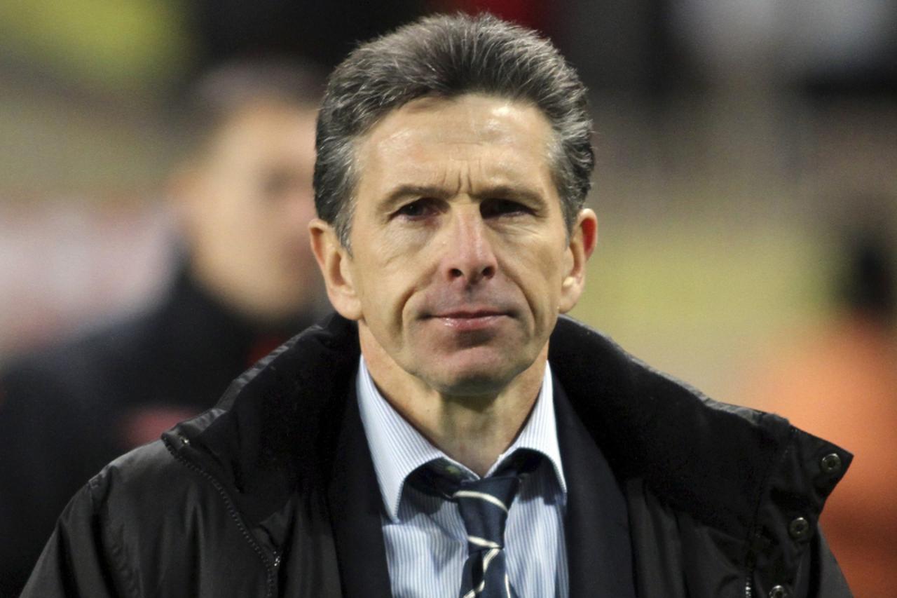 'Olympique Lyon\'s coach Claude Puel reacts after their French Ligue 1 soccer match against Monaco at Louis II stadium in Monaco, December 20, 2009. REUTERS/Sebastien Nogier (MONACO - Tags: SPORT SOCC