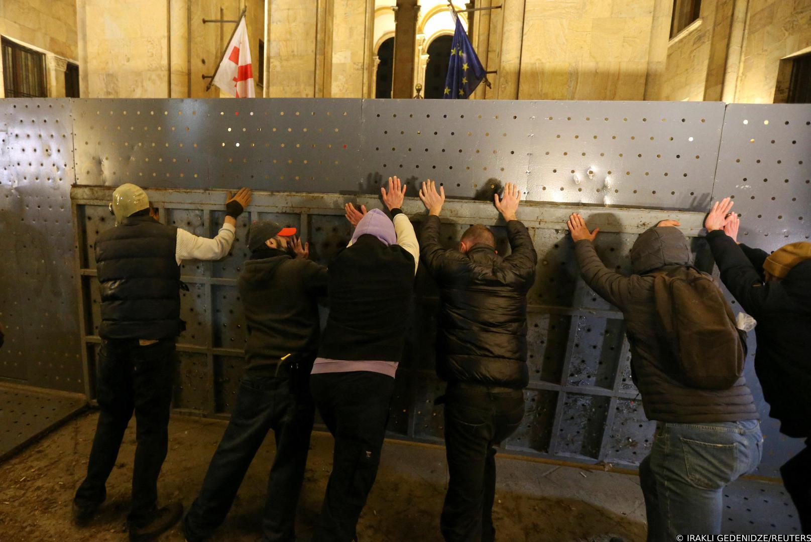 Protesters remove barrier constructions outside the parliament building during a rally against the "foreign agents" law in Tbilisi, Georgia, March 8, 2023. REUTERS/Irakli Gedenidze Photo: IRAKLI GEDENIDZE/REUTERS