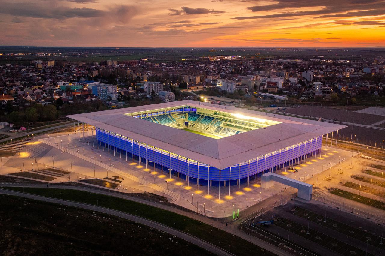 Pogled iz zraka na osvijetljeni novi stadion NK Osijeka