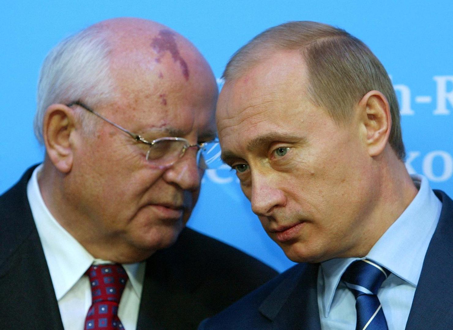 FILE PHOTO: Russian President Vladimir Putin (R) listens to former President of the Soviet Union Mikhail Gorbachev during a news conference following bilateral talks with German Chancellor Gerhard Schroeder at Schloss Gottorf Palace in the northern German town of Schleswig, Germany December 21, 2004. REUTERS/Christian Charisius/File Photo Photo: Christian Charisius/REUTERS