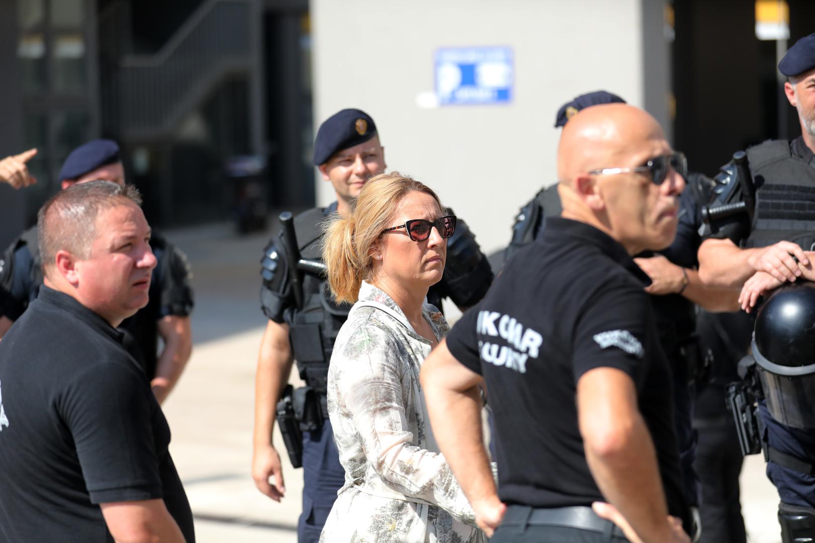 09.07.2024., Pula: Nemali broj interventnih policajaca, blokiran kvart, odvjetnici i rijetki stanari pulske poslovno-stambene zgrade popularne "Porecanke", obiljezili su ovo vruce pulsko jutro. Photo: Sasa Miljevic / PIXSELL/PIXSELL