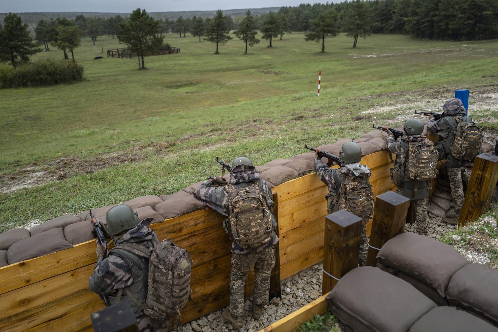 Le président Emmanuel Macron visite un camp militaire où viennent se former des combattants d'Ukraine dans l'est de la France le 9 octobre 2024. © Eliot Blondet / Pool / Bestimage Ukrainian soldiers train in a french military camp in eastern France, Wednesday, Oct. 9, 2024, before a French President Emmanuel Macron visit. Photo: Eliot Blondet / Pool / Bestimage/BESTIMAGE