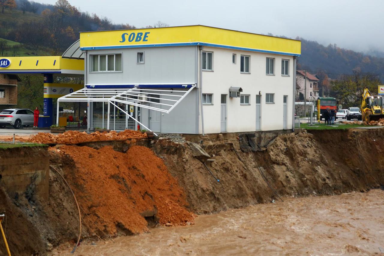 Izlijevanje rijeke Bosne i Željeznice iz korita na lokalitetu općine Ilidža