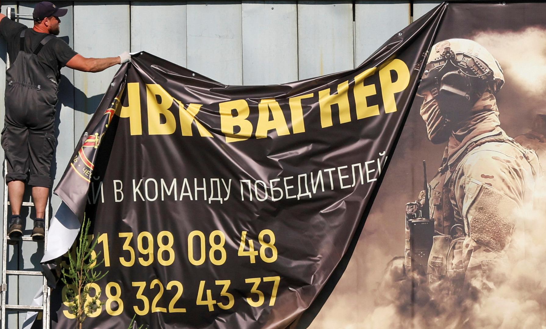 A worker removes an advertising banner promoting service in Wagner private mercenary group on the outskirts of Saint Petersburg, Russia, June 24, 2023. A slogan on the banner reads: "Accede to the team of victors!" REUTERS/Anton Vaganov Photo: ANTON VAGANOV/REUTERS