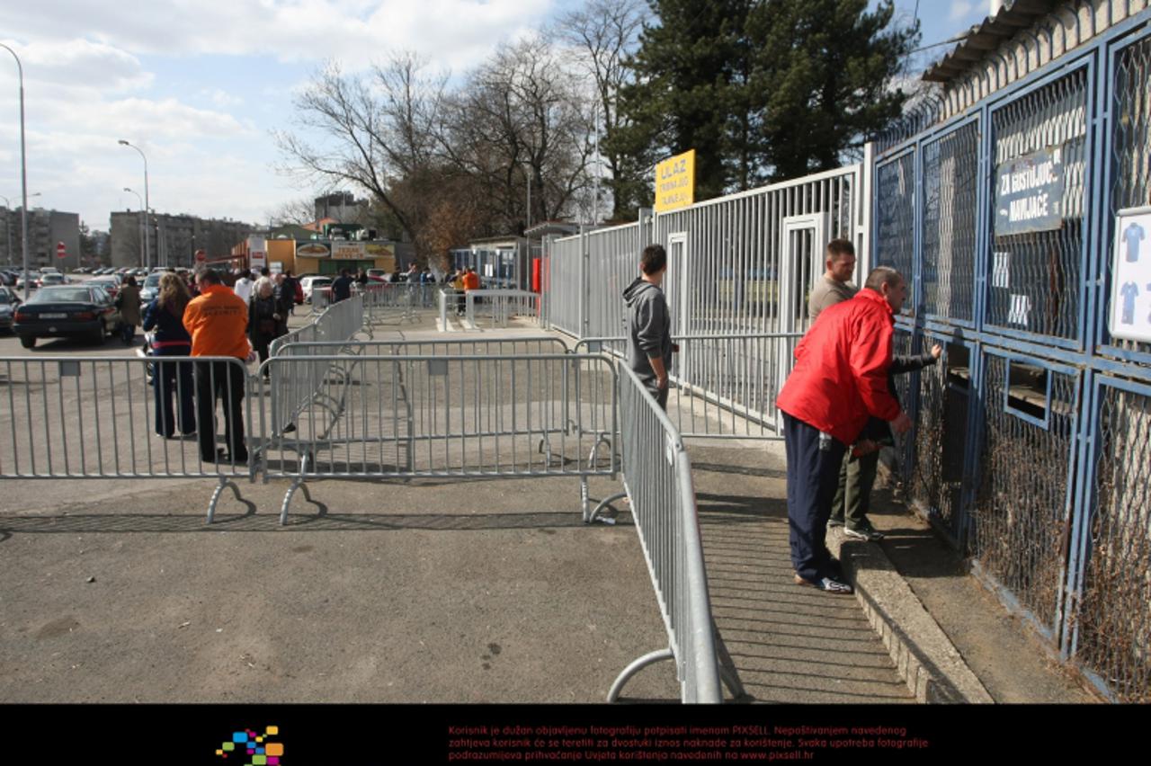 \'15.03.2011., Zagreb - Prodaja karata za utakmicu Dinamo - Hajduk. Dinamov dres dobije se na poklon uz kartu.  Photo: Petar Glebov/PIXSELL\'