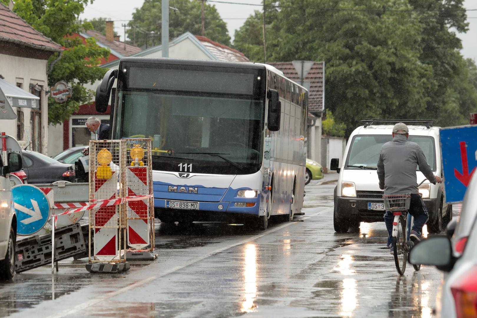 20.05.2021., Osijek - Jutros je pod tezinom autobusa GPP-a popustio asfalt u Ulici kralja Petra Svacica. Photo: Dubravka Petric/PIXSELL