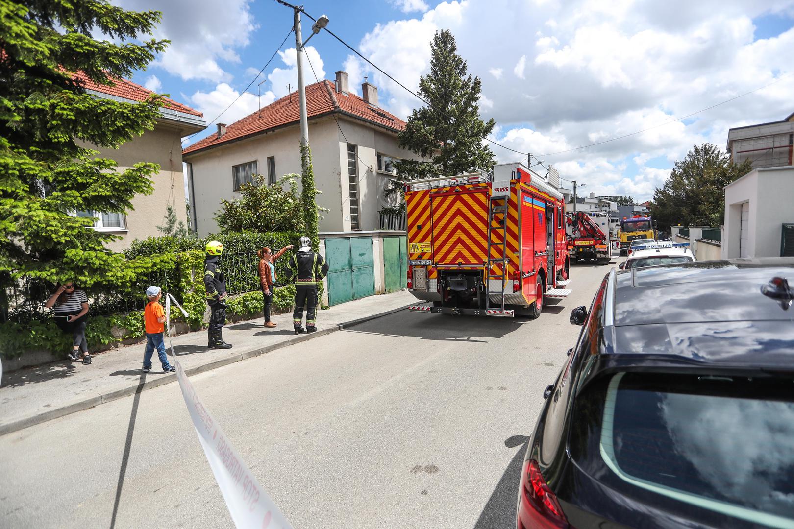 15.05.2021., Zagreb - Muskarac je preminuo nakon sto ga je u oko 13 sati zatrpala zemlja dok je kopao kanal. Na mjesto nesrece odmah su stigli vatrogasci i Hitna pomoc, ali nisu ga uspjeli spasiti.
Photo: Luka Stanzl/PIXSELL