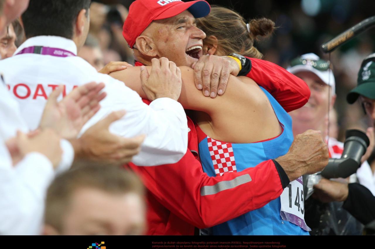 '04.08.2012., Engleska, London - Ljetne Olimpijske igre London 2012. Bacanje diska, Sandra Perkovic. Trener Ivan Ivancic. Photo: Igor Kralj/PIXSELL'