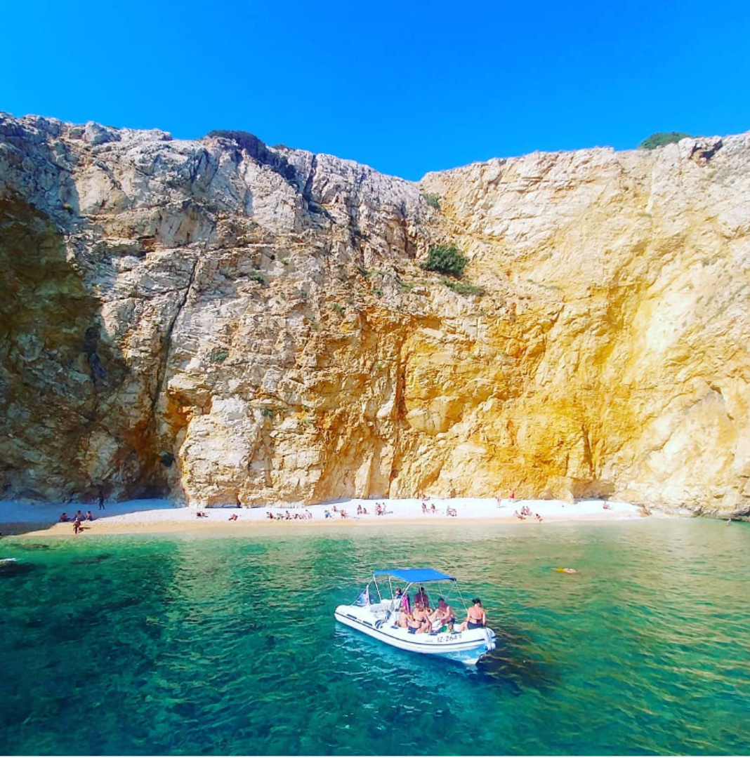 Golden Bay, Krk: Golden Bay samo je jedan od naziva za ovu rajsku plažu na zapadnoj obali otoka. Velo Čelo, Biškupići i Zlatna plaža – sve su to nazivi za ovu prelijepu šljunčanu uvalu koja se smjestila nekoliko kilometara sjeverno od Stare Baške. Zlatna plaža nešto je uistinu posebno. Nalazi se ispred visoke impozantne stijene gdje obitavaju bjeloglavi supovi. Tu si i dvije manje spilje pored same plaže.