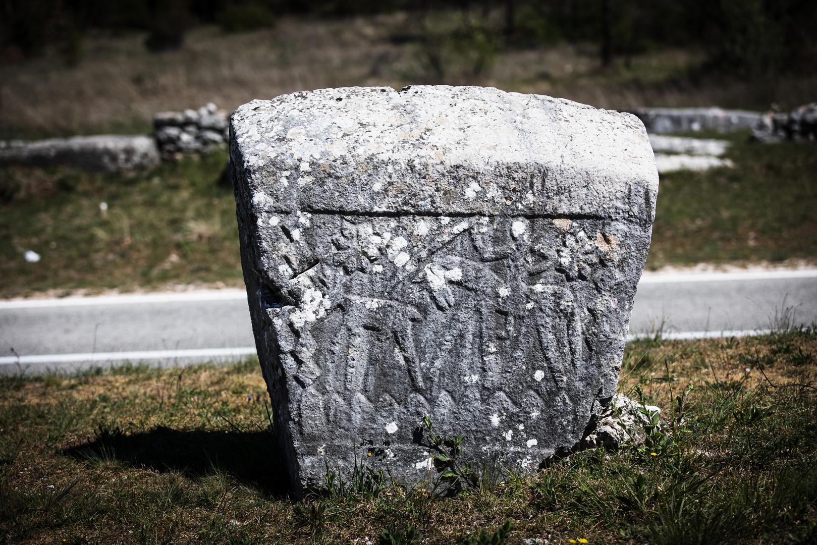 16.04.2020., Cista Provo - Arheoloski lokalitet Crljivica u kojem se nalazi najveca i najznacajnija skupina stecaka u Hrvatskoj, uglavnom iz 14. i 15. stoljeca.Stecci su ukraseni raznim prizorima lova, kola, dvoboja, biljnim motivima, krizevima i sl., a na nekima su pronadeni i natpisi na bosancici.
Photo: Milan Sabic/PIXSELL