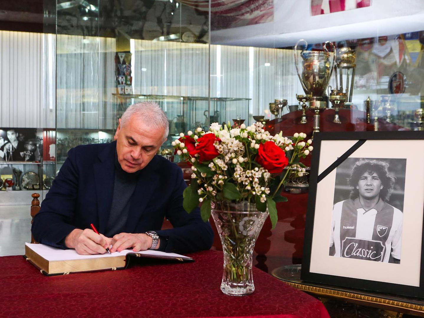 17, December, 2022, Belgrade - The book of mourning on the occasion of the death of Sinisa Mihajlovic was opened in the Red Star FC Museum. Zvezdan Terzic.    

17, decembar, 2022, Beograd - Knjiga zalosti povodom smrti Sinise Mihajlovica otvorena je u Muzeju FK Crvena zvezda.     Photo: FK Crvena zvezda/ATAImages/PIXSELL