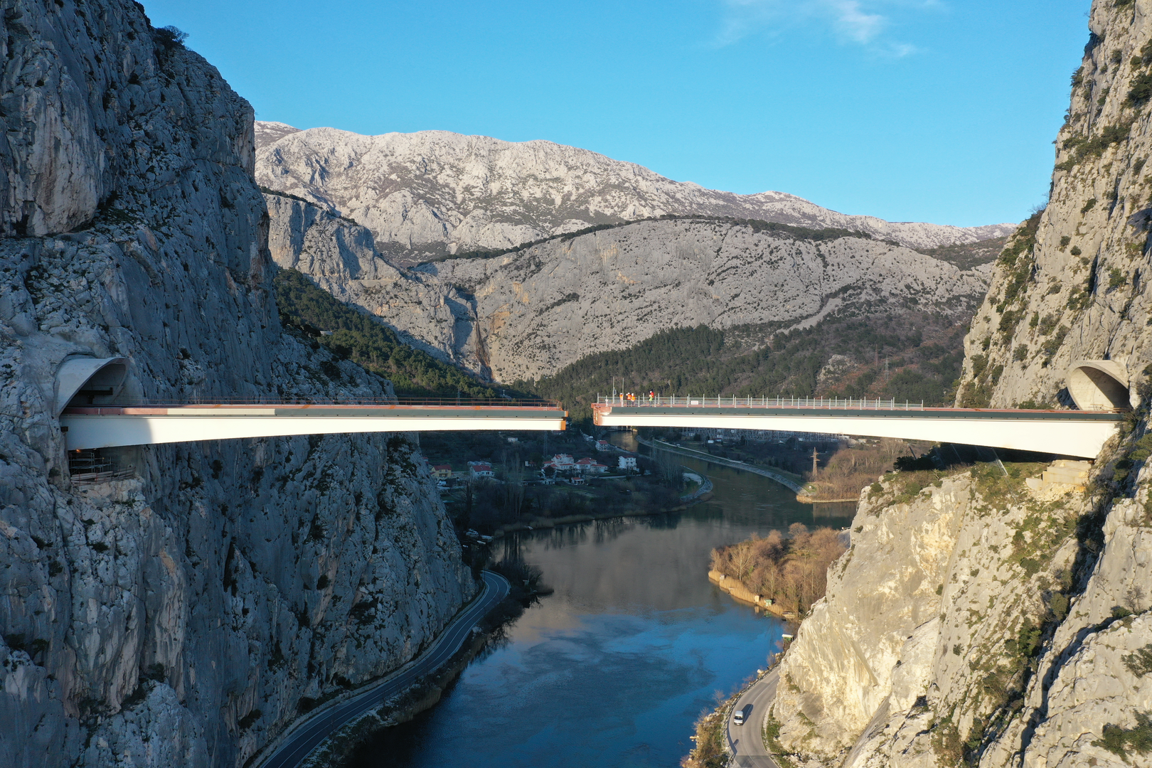 09.02.2023., Omis - Spajanje mosta iznad rijeke Cetine kod Omisa na 70 metara nadmorske visine koji je dio omiske zaobilaznice. Omiska obilaznica jedan od najvecih infrastrukturnih objekata u Splitsko-dalmatinskoj zupaniji, a zaobilaznicu ukljucuju dva tunela i most preko Cetine, tunel Komorjak dug vise od 600 metara, a Omis vise od 500 metara, dok ce most biti u duzini od 216 metara. Investitor je tvrtka Hrvatske ceste, koja je za prvu fazu brze ceste Split - Omis izdvojila 174,5 milijuna kuna, a s radovima se pocelo u rujnu 2019.  Photo: Matko Begovic/PIXSELL