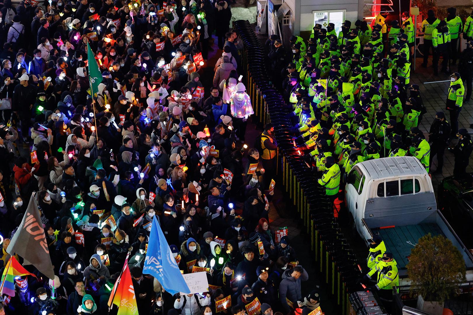 Protesters attend a rally calling for the impeachment of South Korean President Yoon Suk Yeol, who declared martial law, which was reversed hours later, in front of the headquarters of the ruling People Power Party, in Seoul, South Korea, December 9, 2024.  REUTERS/Kim Kyung-Hoon Photo: KIM KYUNG-HOON/REUTERS