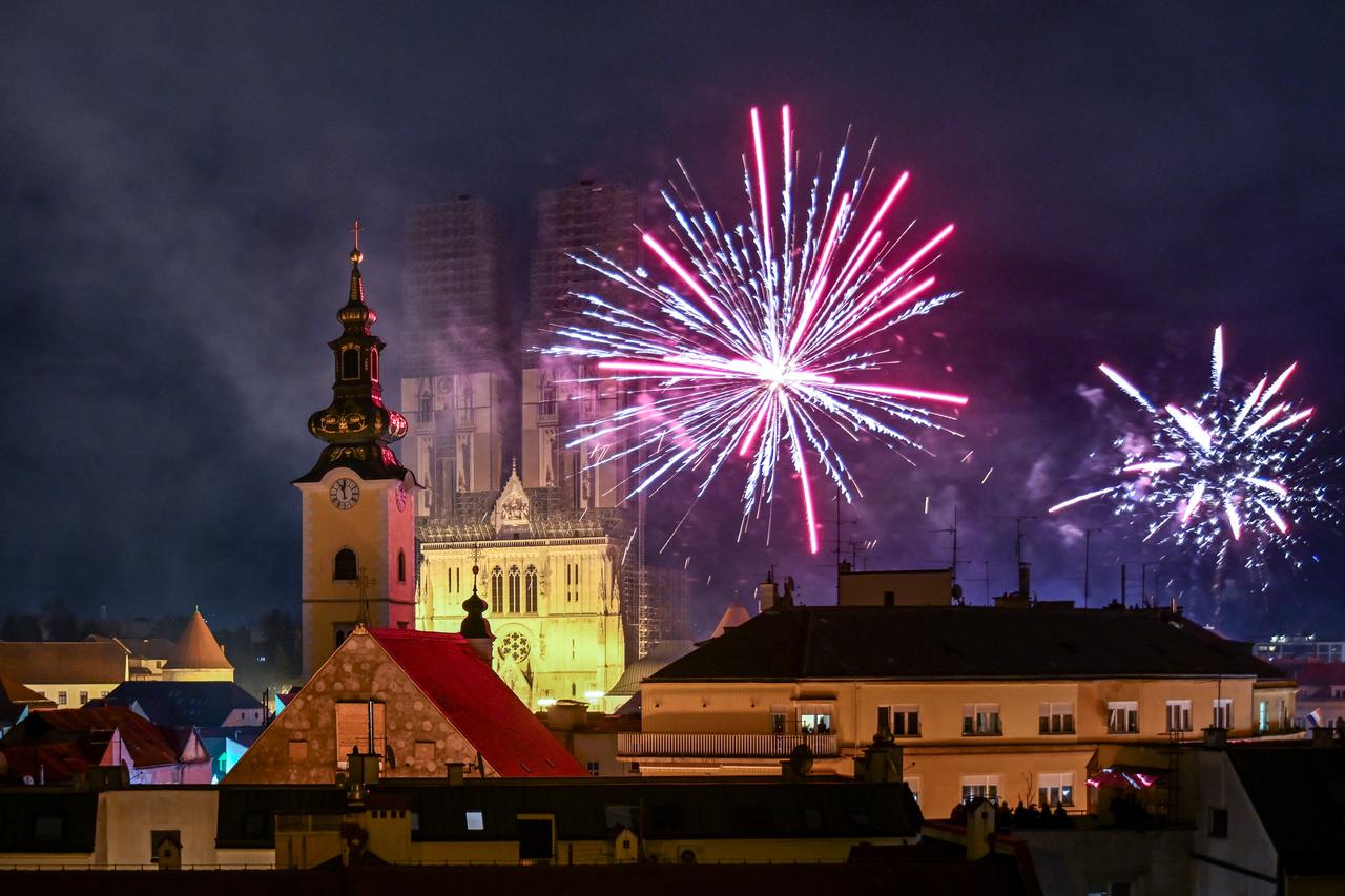 Novogodišnji vatromet na nebu iznad Zagreba