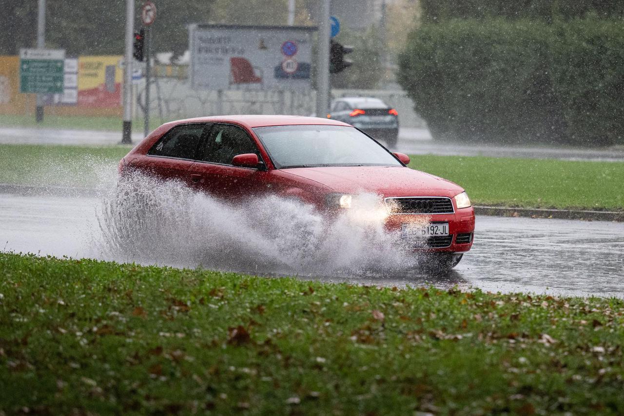 Kišni dan na zagrebačkim prometnicama